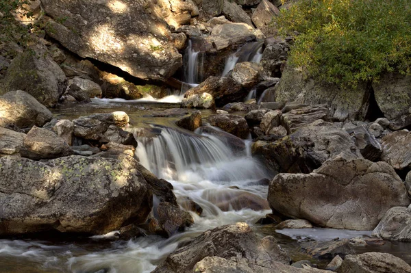 Осінні Кольори Навколо Гірського Потоку Шовковистою Водою Тече Над Скелястим — стокове фото
