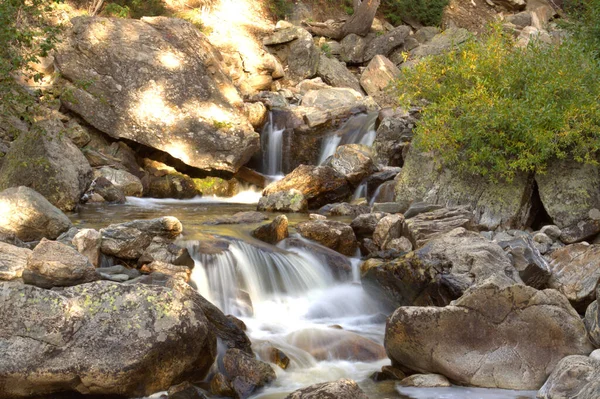 Grote Kleurrijke Rotsblokken Met Stromend Water Een Bergstroom — Stockfoto