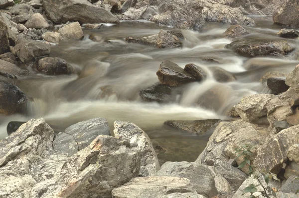 Close Água Suave Sedosa Que Flui Através Córrego Montanha Rochosa — Fotografia de Stock