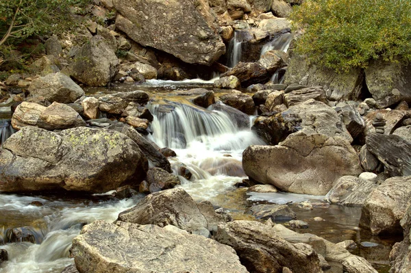 Водопады Пробираются Через Скалистое Русло Горного Ручья — стоковое фото