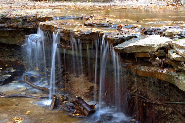 Cascadas Pequeñas Pero Muy Coloridas Con Hojas Amarillas Corriente Agua — Foto de Stock