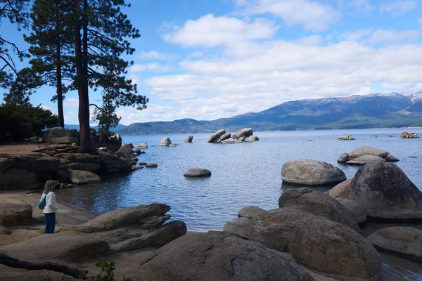 Tourist Wearing Jeacket Fall Looking View Sand Harbor State Park — Stock Photo, Image