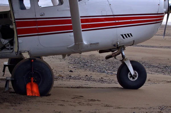 Bush-Piloten in Alaska landen ihre Leichtflugzeuge auf Sandbänken — Stockfoto