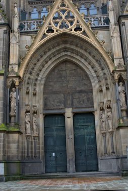 Oyma taş kilise girişi.