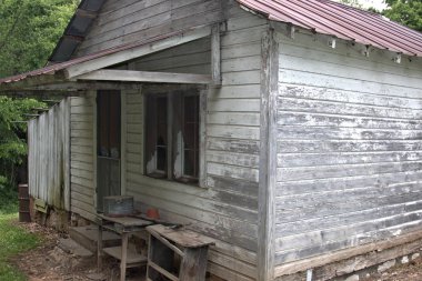 Eski bir çiftlik evinin verandasında. 