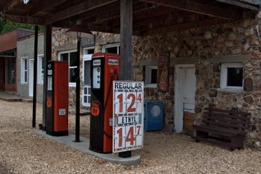 66. yoldaki eski yenilenmiş benzin istasyonu.