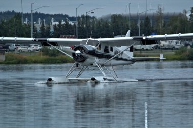 Alaska yüzer uçağı Anchorage 'da Hood Gölü üzerinde yer almaktadır.