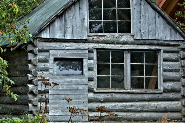Сільський дерев'яний будинок — стокове фото