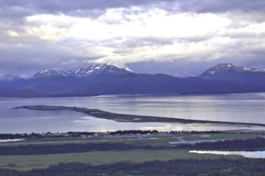 Homer Alaska 'nın çevresindeki Kenai Dağları