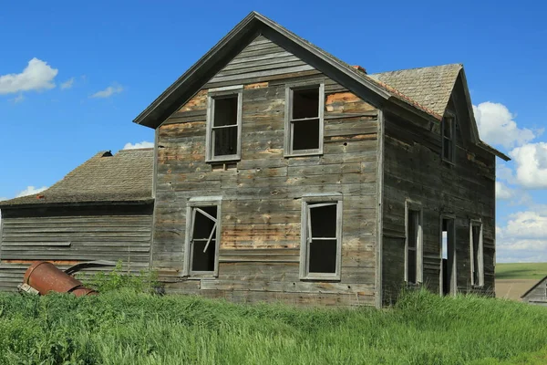 Amerika 'nın orta batısındaki terk edilmiş çiftlik evi. — Stok fotoğraf
