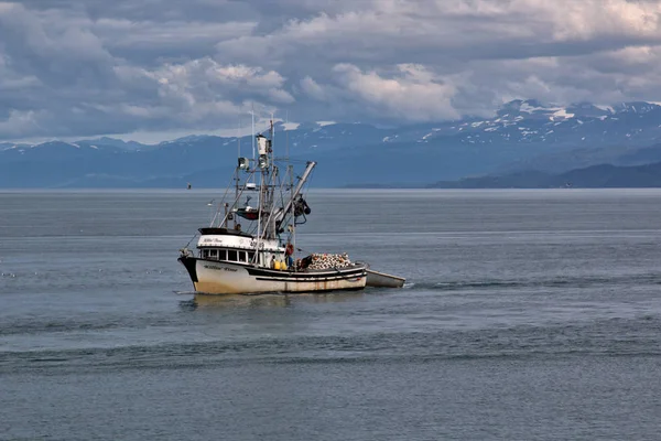 Alaska Balıkçı Tekneleri Birbirlerinin Yanından Geçerken Biri Içeri Giriyor Diğeri — Stok fotoğraf