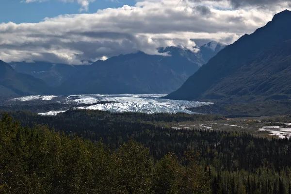Wolken über dem alaskan-Gletscher — Stockfoto