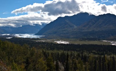 Alaska Buzulu 'nun üzerindeki bulutlar