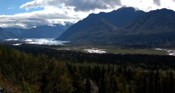 Wolken über dem alaskan-Gletscher — Stockfoto