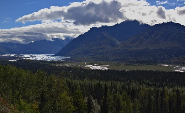Der alaskan-gletscher in der ferne unter wolkenbedecktem himmel — Stockfoto