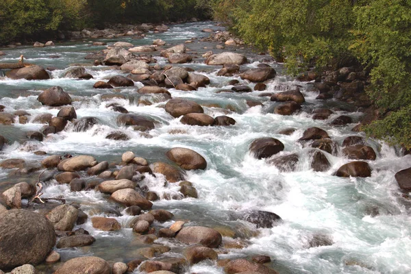 Ruisseau de montagne précipité — Photo