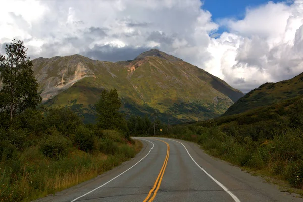 Hatcher Pass Road schlängelt sich etwa 60 Meilen durch die Berge — Stockfoto