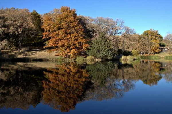 Herbstfarben entlang eines spiegelglatten Sees — Stockfoto
