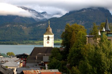 Aziz Wolfgang Wolfgang, Wolfgang 'ın sarp kıyılarında kurulmuş büyüleyici bir kasabadır..