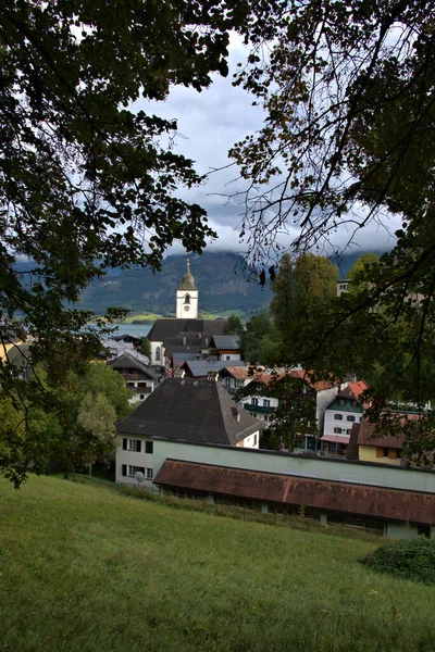 ザルツカンマーグートの聖ヴォルフガングはザルツブルクの東にあるオーストリアの町で 巡礼教会にあり ヴォルフガング湖を見下ろす — ストック写真