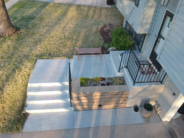 Bölünmüş katlı bir evin ön girişi değiştirilmiş