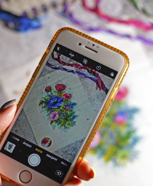 iPhone 'da çapraz dikişli çiçekleri fotoğraflamak