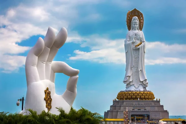 Wit Guanyin standbeeld in Nanshan Buddhist Cultural Park. — Stockfoto