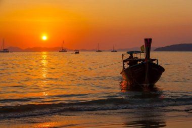 Balıkçı denizden günbatımında döndürür. Railay Beach. Krabi, T
