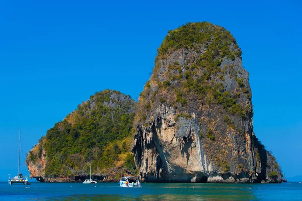 Kayalık ada. Phra Nang Beach, Krabi, Tayland.