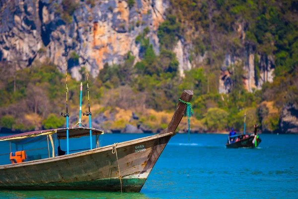 Transportbåt i viken. Krabi, Thailand. — Stockfoto