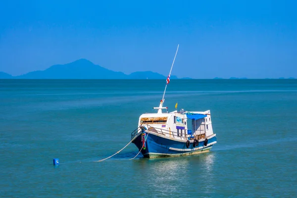 A hajó a horgony. Krabi, Thaiföld. — Stock Fotó