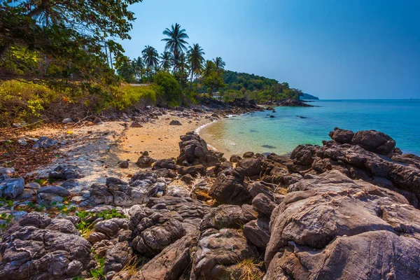 Playa de guijarros con enormes piedras. Lanta. Krabi, Tailandia . —  Fotos de Stock