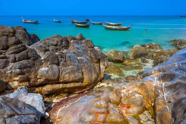 Rotsachtig strand met geparkeerde boten. Lanta. — Stockfoto