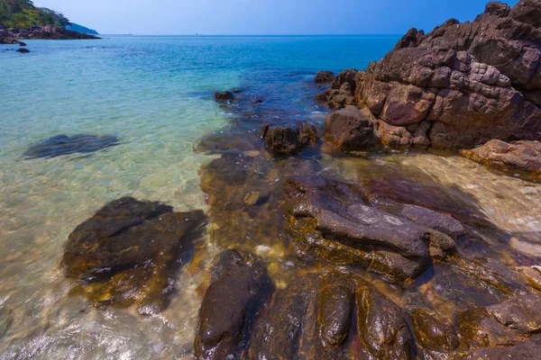 Sziklás strand. A Lanta. — Stock Fotó