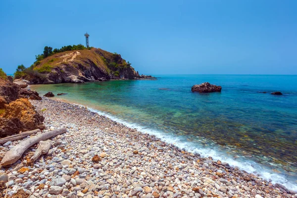 Kavicsos strand, a világítótorony a sziget legdélebbi részén. A Lanta Nemzeti Park. Krabi, Thaiföld. — Stock Fotó