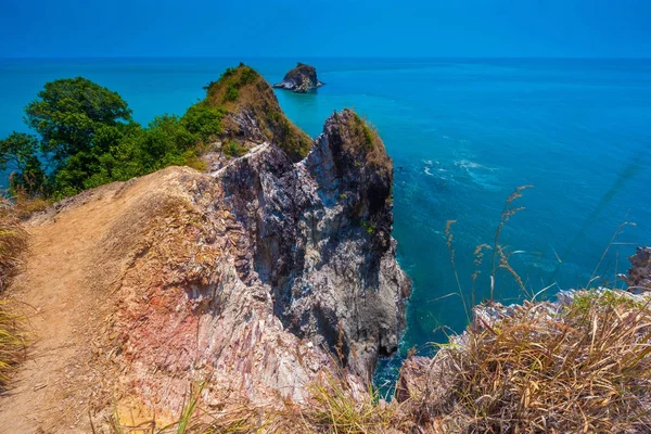 De zuidkant van de Koh Lanta bestaat uit rotsen. Lanta National Park. Krabi, Thailand. — Stockfoto