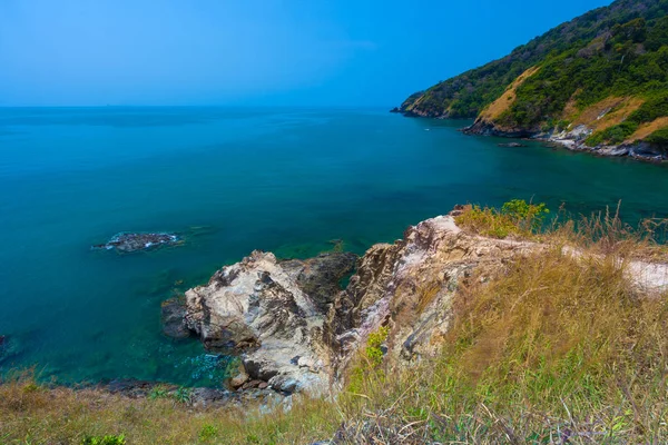 A Koh Lanta déli oldalán áll sziklák. A Lanta Nemzeti Park. Krabi, Thaiföld. — Stock Fotó