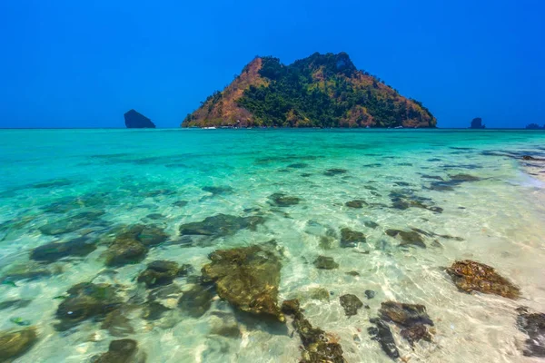 Kövek a Tup sziget átlátszó vízben. Ao Nang, Krabi, Thaiföld. — Stock Fotó