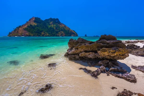 Piedras con conchas marinas en la orilla de la isla Tup. AO Nang, Krabi, Tailandia . —  Fotos de Stock