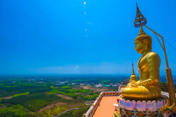 Socha Buddhy na vrcholu hory v Krabi. Krabi, Thajsko. — Stock fotografie