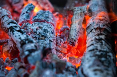 Yakıcı ve parlayan sıcak alev arka plan ile kömür