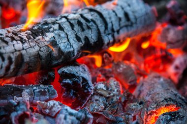 Yakıcı ve parlayan sıcak alev arka plan ile kömür