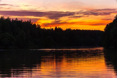 Rusya'da gölde doğal günbatımı