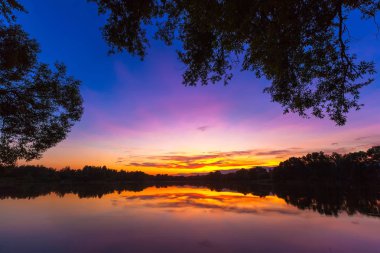 Rusya'da gölde doğal günbatımı