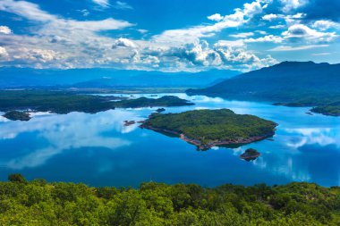 Slansko Gölü, Nikšić, eteklerinde, Mount Trebjesa, Karadağ.