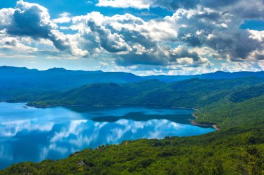 Slansko Gölü, Nikšić, eteklerinde, Mount Trebjesa, Karadağ.