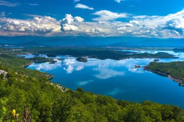 Slansko Gölü, Nikšić, eteklerinde, Mount Trebjesa, Karadağ.