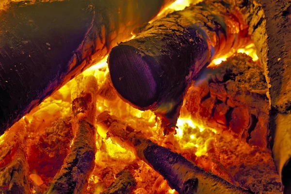 Feuerholz in hellrotem Feuer. — Stockfoto