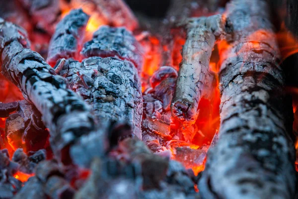 Yakıcı ve parlayan sıcak alev arka plan ile kömür