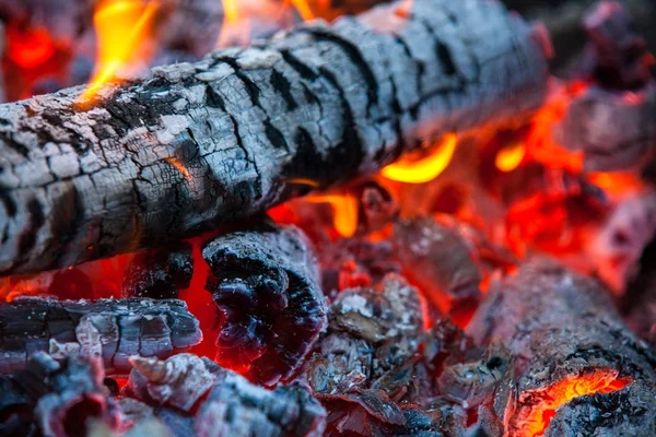Yakıcı ve parlayan sıcak alev arka plan ile kömür